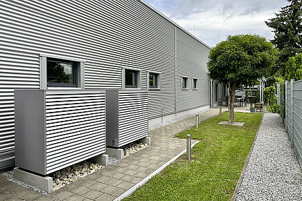 Zwei Außeneinheiten der Biblock-Wärmepumpen